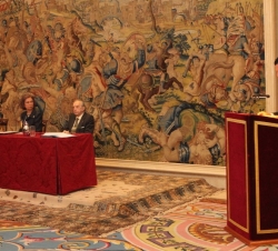 Doña Sofía en la mesa presidencial, durante la intervención del presidente de RTVE, Leopoldo González Echenique, en nombre de los firmantes del acuerd